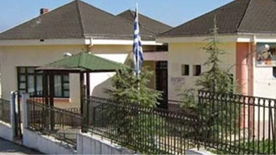 Λαγκαδάς: 10χρονοι έκαναν «γυαλιά καρφιά» νηπιαγωγείο και έβαλαν φωτιά στην αυλή